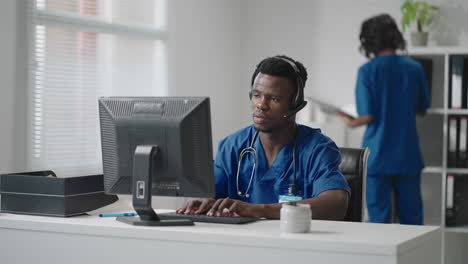 Medizinische-Online-Konsultation-Eines-Arztes:-Ein-Afroamerikanischer-Arzt-Führt-Einen-Videokonferenzanruf-Mit-Einem-Patienten-Auf-Einem-Desktop-Computer-Durch.